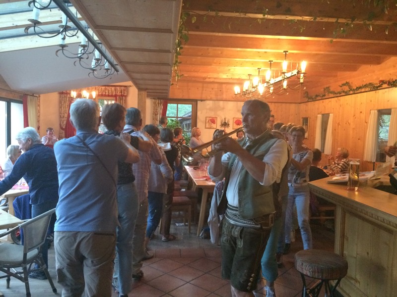 21 Siggi faengt mal mit einer Polonaise an.JPG