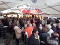 10 Der Eventplatz fuellt sich schon vorzeitig