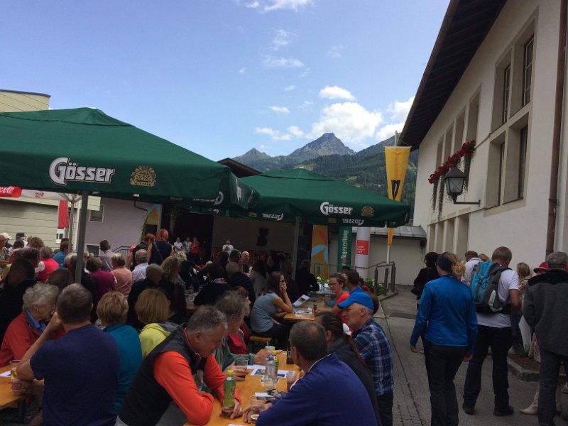 16 In der erdten Pause spricht auch der Buergermeister der Gemeinde zu den Zuhoerern und Wanderer.JPG